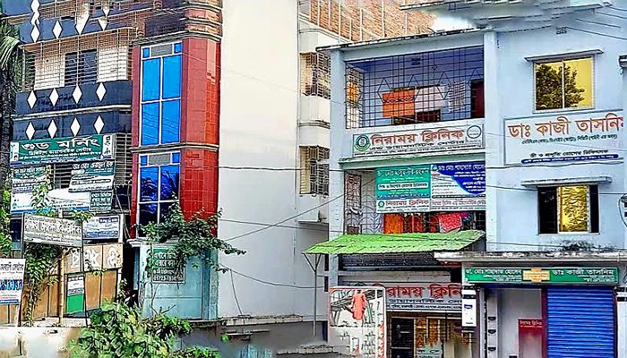 পুঠিয়ায় চিকিৎসক ছাড়াই চলে ক্লিনিক, প্যাথলজি চালান কর্মচারীরা