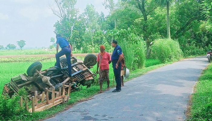 জয়পুরহাটে গাড়ি উল্টে ১৫ শিক্ষার্থী আহত