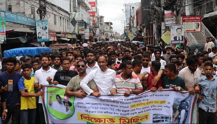 ছাত্রনেতা সুইটের গাড়িবহরে হামলার প্রতিবাদে বিক্ষোভ