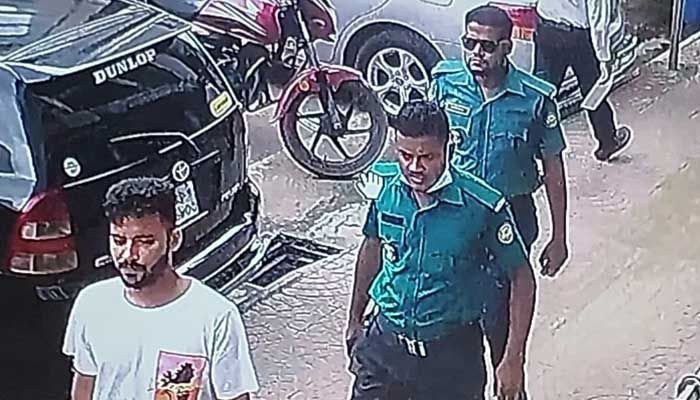 ব্যাংকে ঢুকে ২০ লাখ টাকা ছিনতাই করল পুলিশ