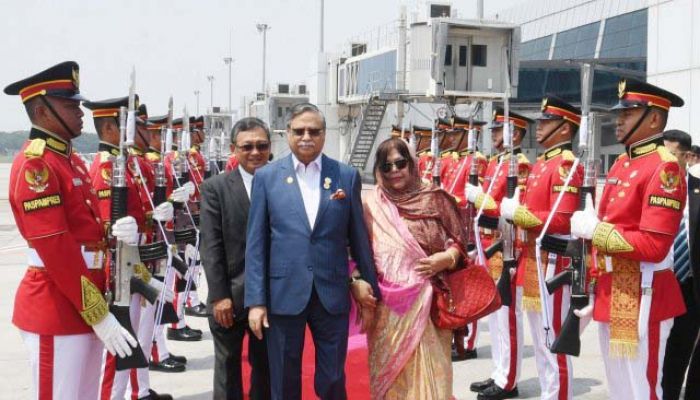 ইন্দোনেশিয়া থেকে সিঙ্গাপুর পৌঁছেছেন রাষ্ট্রপতি