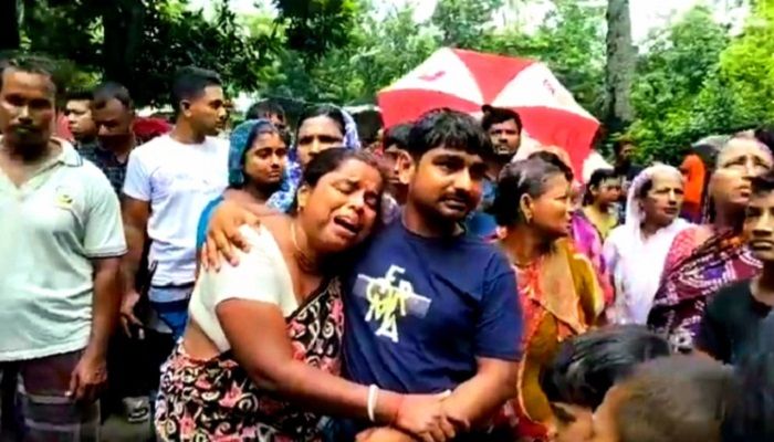 স্বামী-স্ত্রীকে হত্যার ঘটনায় স্বজনদের আর্তনাদ। ছবি: চাঁদপুর প্রতিনিধি
