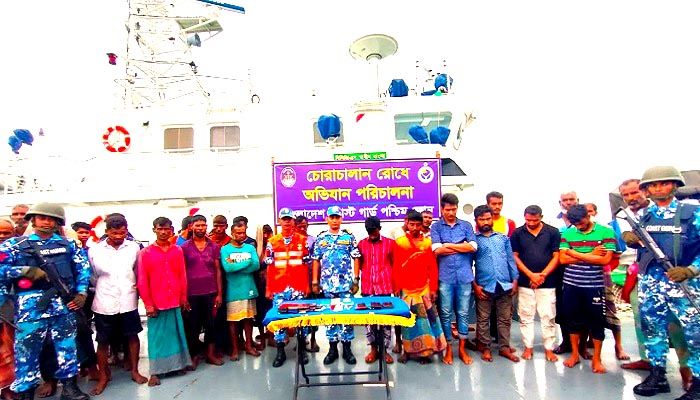 বাণিজ্যিক জাহাজ থেকে কয়লা চোরাকারবারি আটক