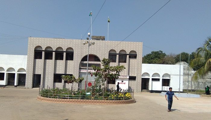 ধারণ ক্ষমতার চারগুণ বন্দী