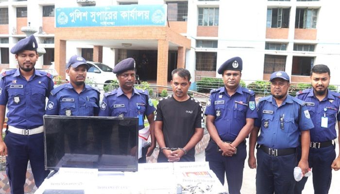 গাইবান্ধায় মাথার খুলিসহ প্রতারক চক্রের একজন গ্রেপ্তার 
