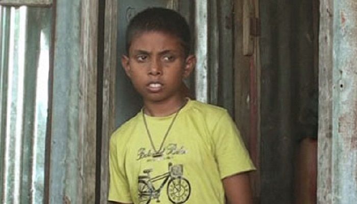 ভিসা পাসপোর্ট ছাড়া বিমানে উঠা শিশু জুনায়েদ এখন শিকলবন্দি
