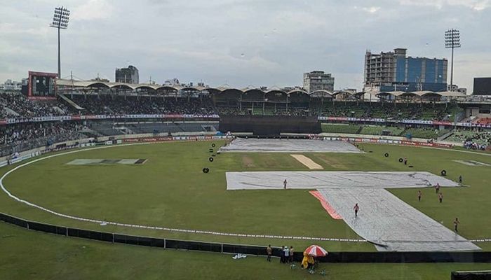 বৃষ্টির কারণে খেলা শুরু হতে দেরি