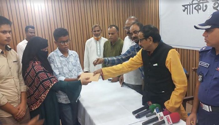 সড়ক দুর্ঘটনায় নিহত সাংবাদিকের পরিবারকে আর্থিক সহায়তা