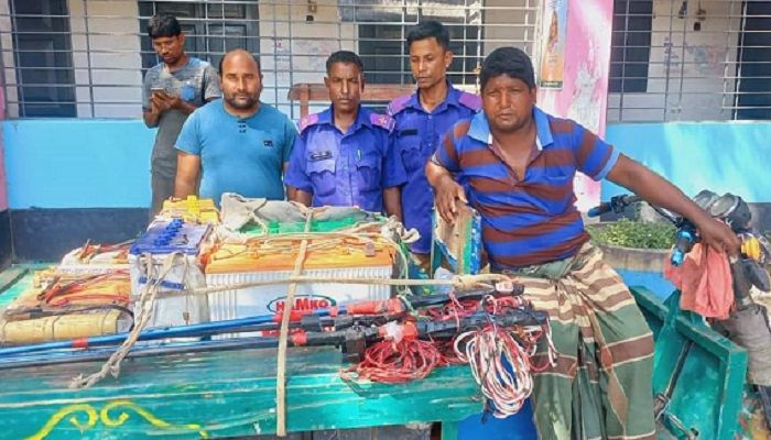 তিস্তা নদীতে বৈদ্যুতিক শক দিয়ে মাছ শিকারের সরঞ্জাম জব্দ