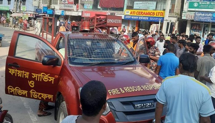 সড়ক দুর্ঘটনায় নিহত ব্যক্তির লাশ উদ্ধার কাজে ফায়ার সার্ভিস কর্মীরা। ছবি: পঞ্চগড় প্রতিনিধি