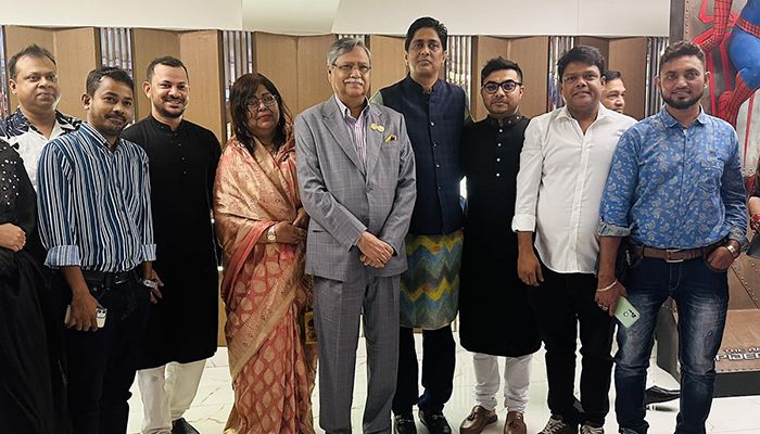হলে গিয়ে ‘প্রিয়তমা’ দেখলেন রাষ্ট্রপতি, জড়িয়ে ধরলেন শাকিবকে