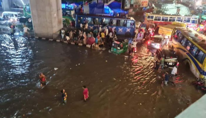 তিন ঘণ্টার বৃষ্টিতে ডুবল ঢাকার সড়ক