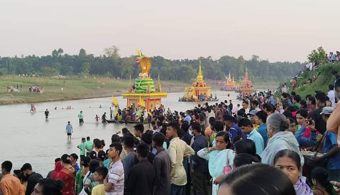 বাঁশ, বেত, কাঠ ও রঙিন কাগজের তৈরি বাহারি কল্পজাহাজ ভাসানো হয় উৎসবমুখর পরিবেশে। তাতে অংশ নিতে ও উৎসব দেখতে জমে ভিড়।