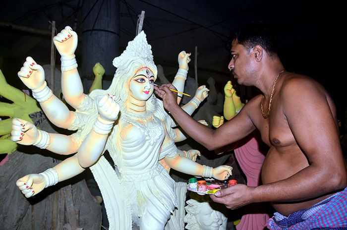 প্রতিমার গায়ে রঙের আঁচড়