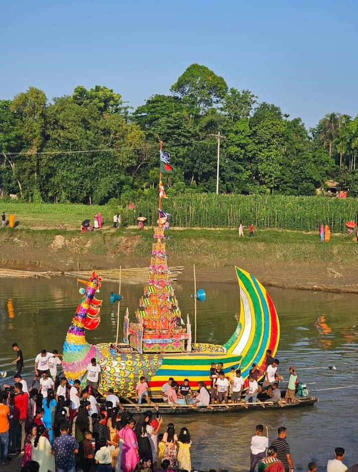 আকর্ষণীয় নির্মাণ শৈলীর কারণে খুব সহজেই এসব কল্প জাহাজ মানুষের দৃষ্টি কাড়ে। প্রতিটি জাহাজেই আছে একাধিক মাইক। ঢোল, কাঁসর, মন্দিরাসহ নানা বাদ্যের তালে জাহাজের উপরে শিশু কিশোর ও যুবকেরা নেচে গেয়ে মেতেছে অন্যরকম আনন্দে।