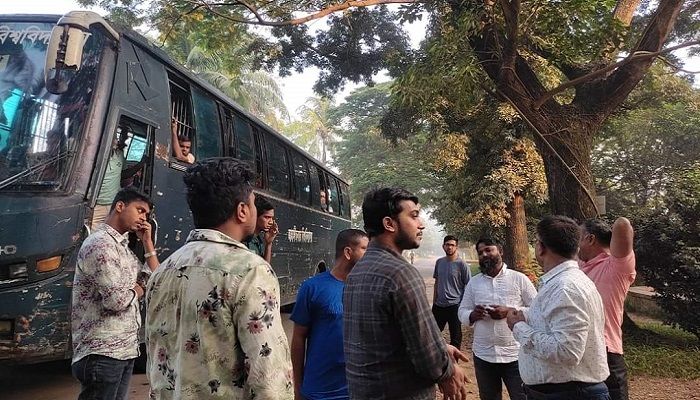 জাবির স্টাফ বাসে ছাত্রলীগের তল্লাশি