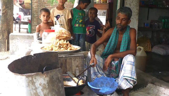 দুর্মূল্যের বাজারেও  ১ টাকায় শিঙাড়া