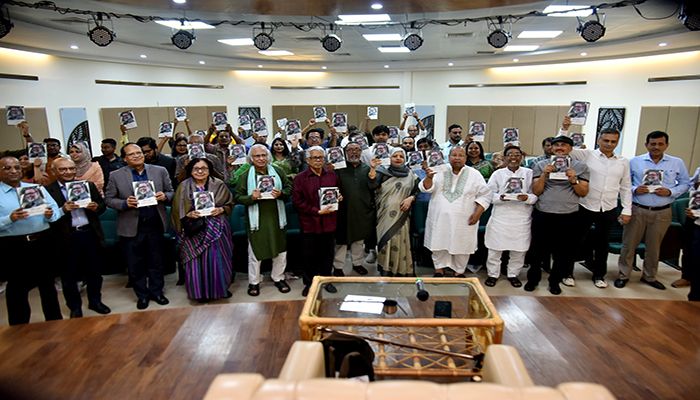  ‘মাটির মানুষ শাইখ সিরাজ’ বই প্রকাশ হয়েছে। ছবি: সাম্প্রতিক দেশকাল