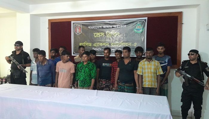 নওগাঁয় ডাকাত দলের নেতাসহ আটক ১৪