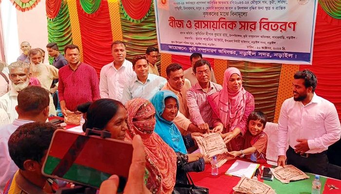 নড়াইলে ৬২৮০ কৃষকের মাঝে সার ও বীজ বিতরণ