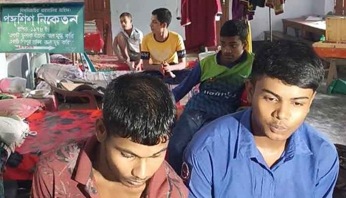 সঙ্কটে ধুঁকছে পুঠিয়ার পঙ্গু শিশু নিকেতন