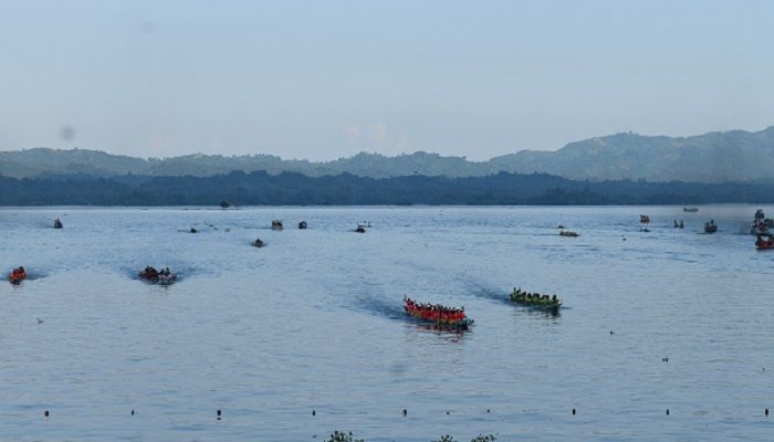কাপ্তাই হ্রদে নৌকা বাইচ প্রতিযোগিতা