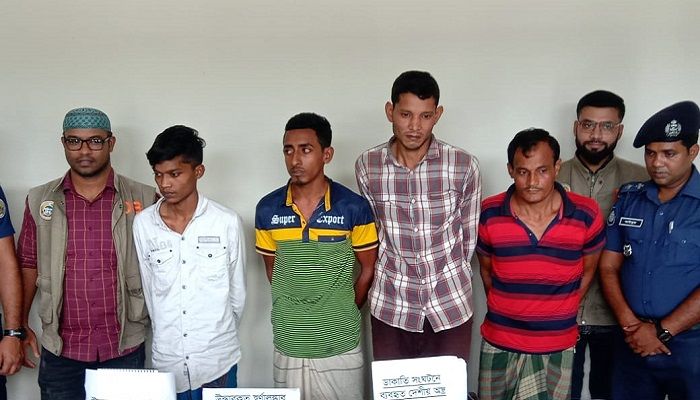 বরিশালে অস্ত্রসহ ৪ ডাকাত গ্রেপ্তার