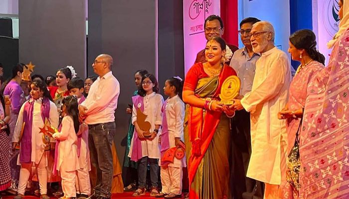 ড্যান্স কুইন প্রতিযোগিতায় চ্যাম্পিয়ন এ্যানী
