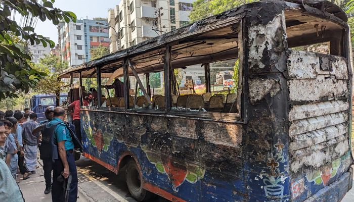বাসে আগুন কে দেয়, জানাল ডিবি