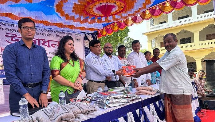 চুয়াডাঙ্গায় ২ হাজার ৭২০ কৃষক পেল প্রণোদনার বীজ ও সার