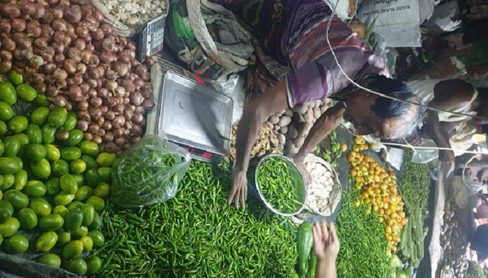 অস্থির কুষ্টিয়ার সবজি বাজার: ক্ষুব্ধ ক্রেতারা