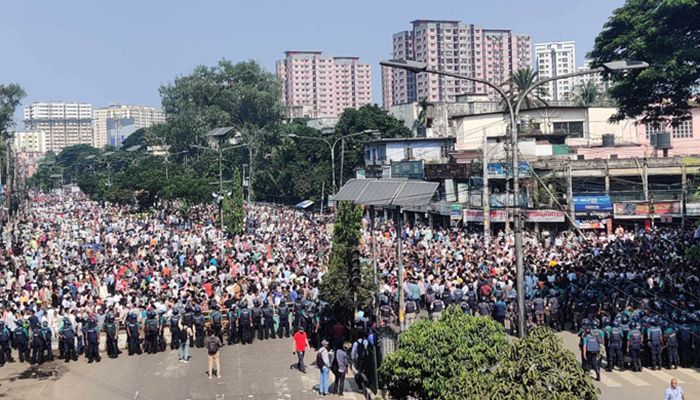 পুলিশের ‘না’ সত্ত্বেও শাপলা চত্বরে অনড় জামায়াত