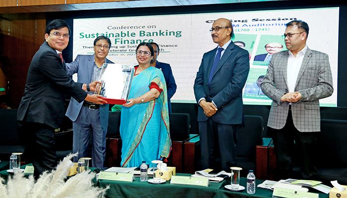যমুনা ব্যাংকের ‌‘সাসটেইনেবল রেটিং-২০২২’ এর সম্মাননা গ্রহণ