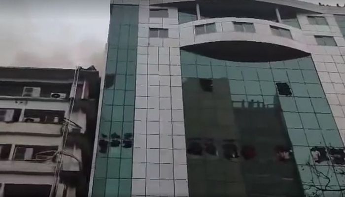 মহাখালীর বহুতল ভবনে আগুন