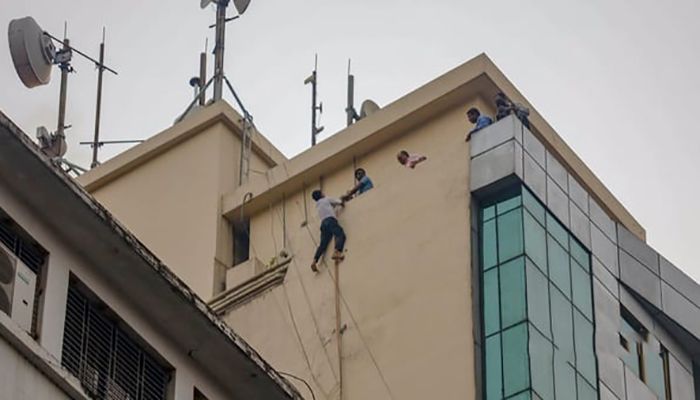 মহাখালীতে আগুন: ভবন থেকে পড়ে নারীর মৃত্যু