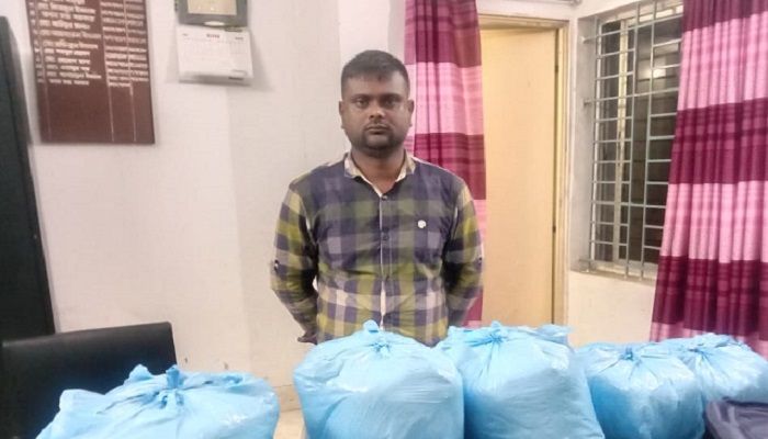 নেত্রকোণায় ১৭ কেজি গাঁজাসহ মাদক ব্যবসায়ী আটক