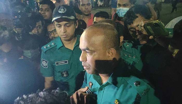 শিক্ষার্থীদের নীলক্ষেত থেকে সরে যাওয়ার অনুরোধ পুলিশের