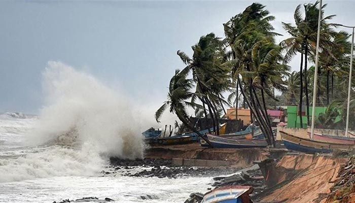ধেয়ে আসছে ‘হামুন’, চট্টগ্রাম-পায়রায় ৭ নম্বর বিপদ সংকেত