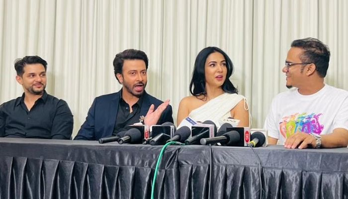 এবার প্রকাশ্যে শাকিব খান-সোনাল চৌহান