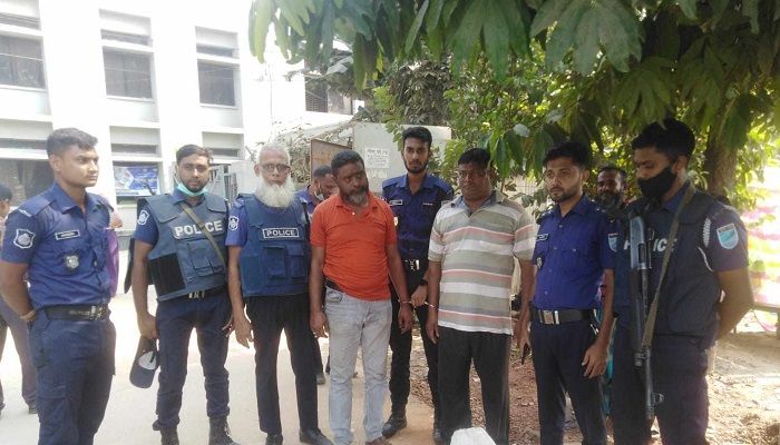 সংবাদপত্র লেখা গাড়ি থেকে ফেনসিডিলসহ আটক ২
