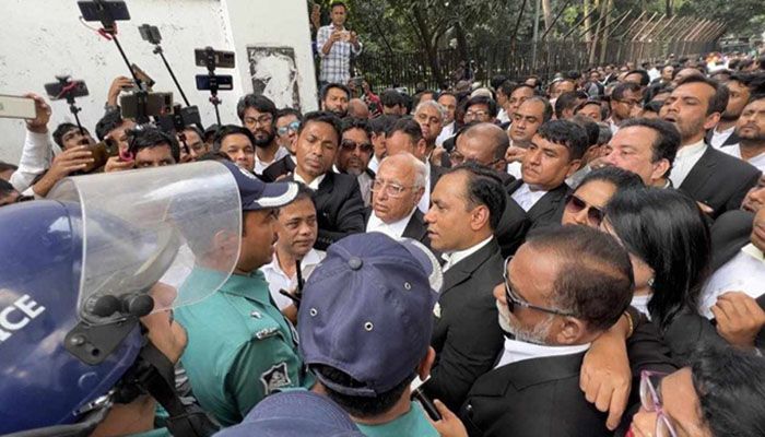 বিএনপিপন্থী আইনজীবীদের মিছিলে পুলিশের বাঁধা