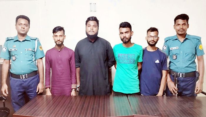 ভুয়া চার ডিবি পুলিশকে ধরলো আসল পুলিশ