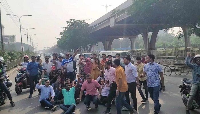 বনানীতে সড়ক অবরোধ করে ছাত্রদলের বিক্ষোভ