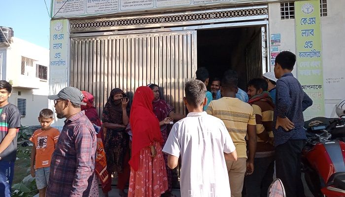 ফ্যানের সঙ্গে ঝুলছিল গৃহবধূর মরদেহ, স্বামী পলাতক