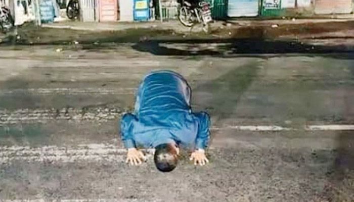 আয়েন উদ্দিন মনোনয়ন না পাওয়ায় খুশিতে মহাসড়কে ছাত্রলীগ নেতার সিজদা