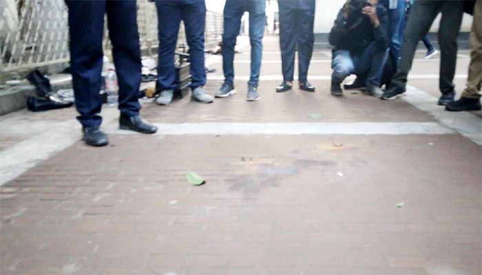 মহানগর দায়রা জজ আদালতের সামনে ককটেল বিস্ফোরণ