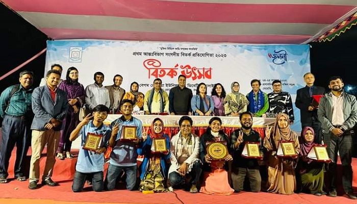 বেরোবিতে বিতর্ক প্রতিযোগিতায় চ্যাম্পিয়ন লোক প্রশাসন বিভাগ