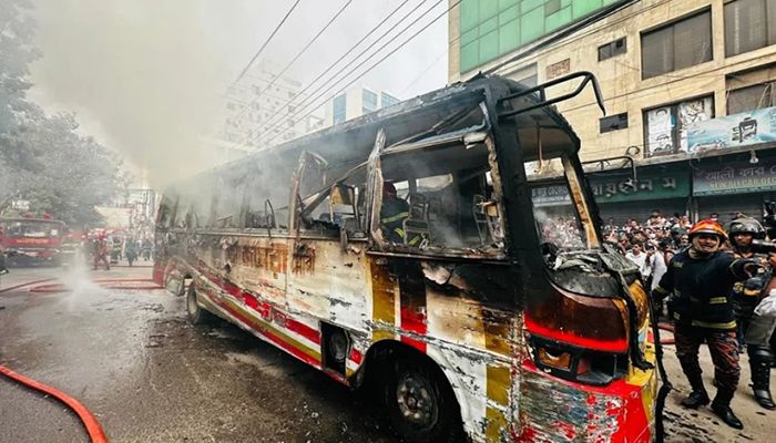 বিজয়নগরে যাত্রীবাহী বাসে আগুন