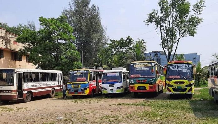 কুমিল্লা ভিক্টোরিয়া কলেজ বাসে হামলা, ভাংচুর 