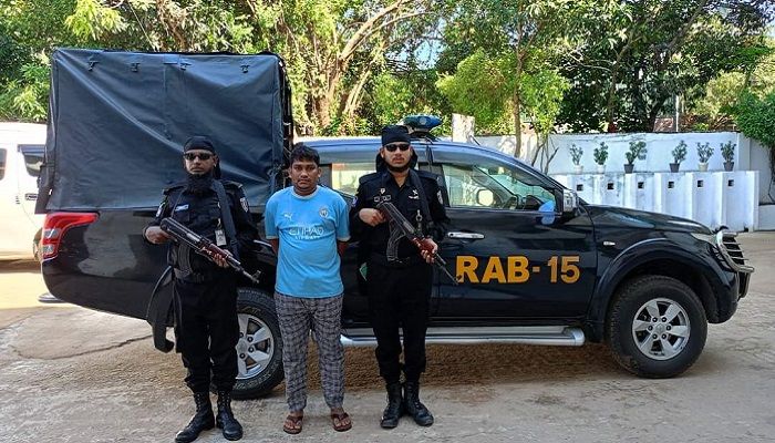 উখিয়ায় অস্ত্রসহ রোহিঙ্গা যুবক আটক